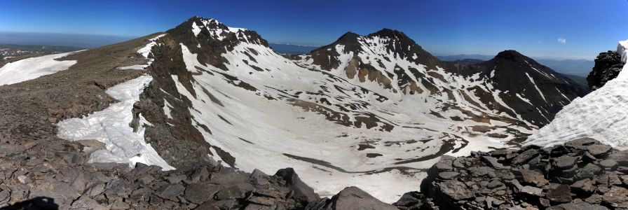 Pohled z jižního vrcholu na ostatní vrcholy Aragacu.